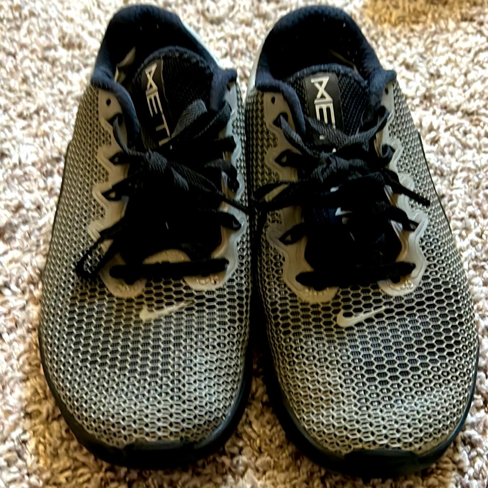 Nike black and grays metcon perfect for CrossFit or lifting. In a 6